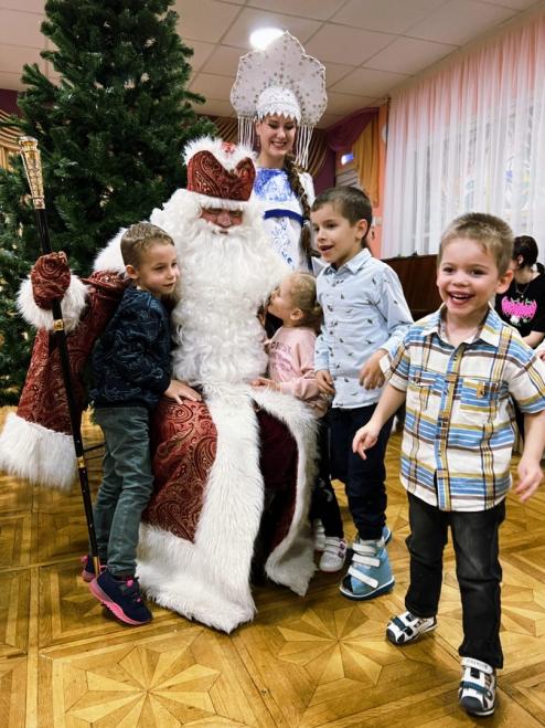 У нас с Новогодней программой артисты театра