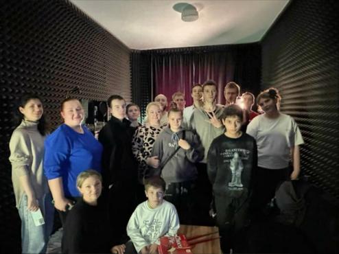 В рамках профориентационного проекта «Поколение выбор» мы вместе с волонтёрами проекта побывали в студии звукозаписи