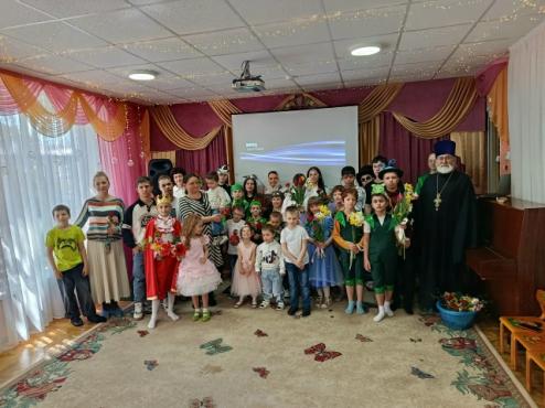 В светлый праздник Жен-Мироносиц у нас гостях побывали педагоги и воспитанники Воскресной школы храма Успения Божией Матери