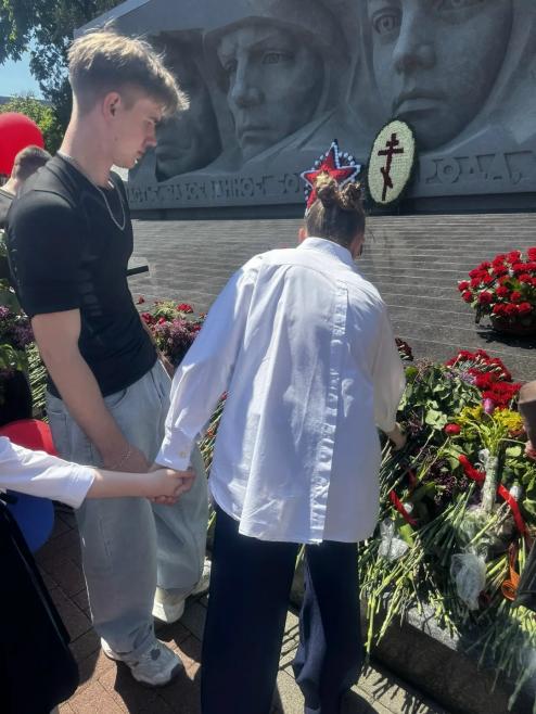 Возложили цветы к мемориалу «Вечный огонь»